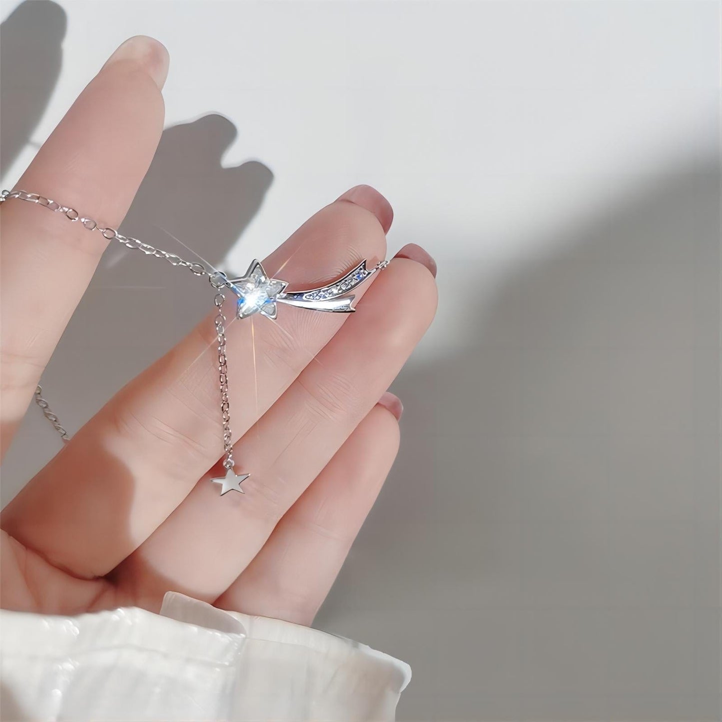 Collier charmant avec phases de lune et étoiles météores