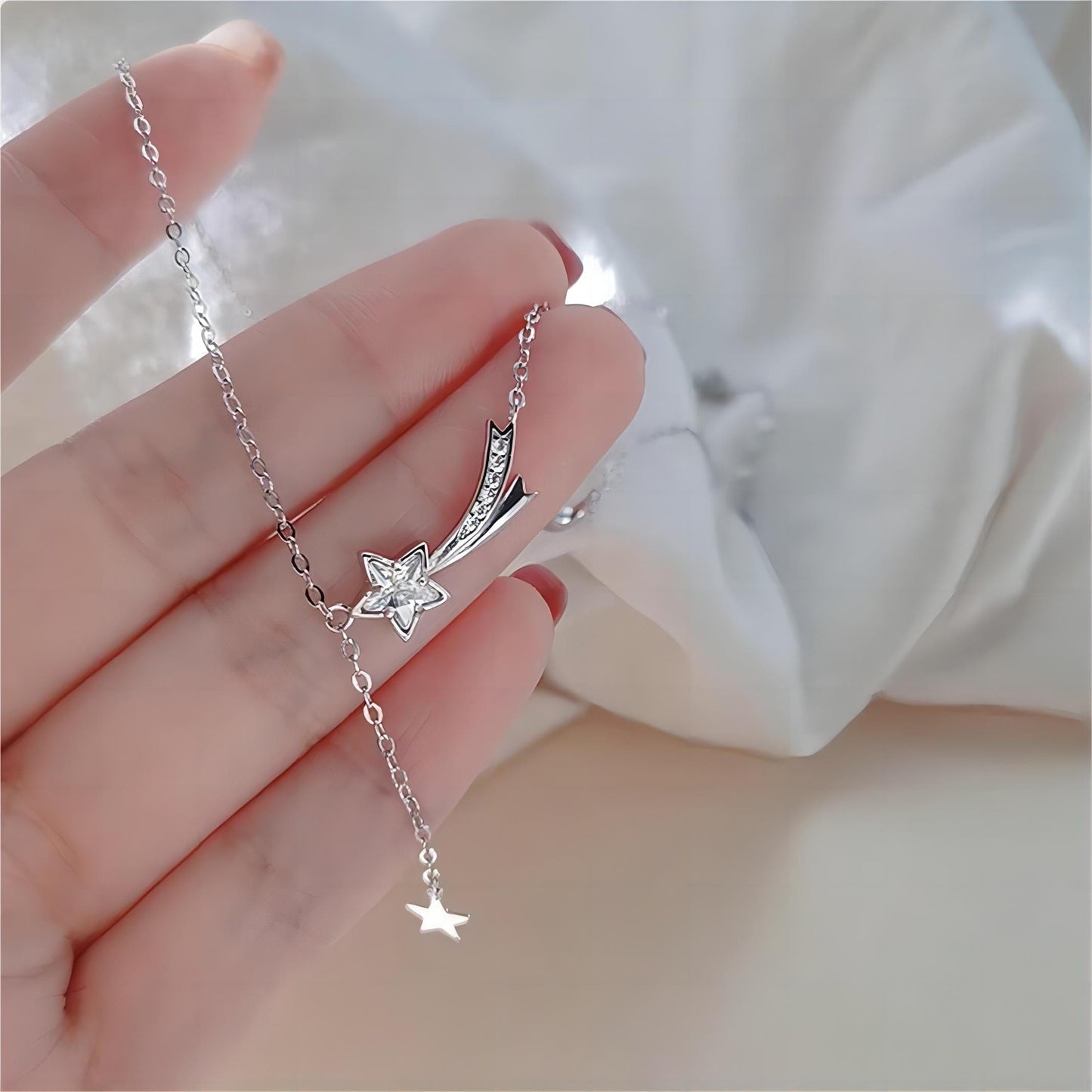 Collier charmant avec phases de lune et étoiles météores