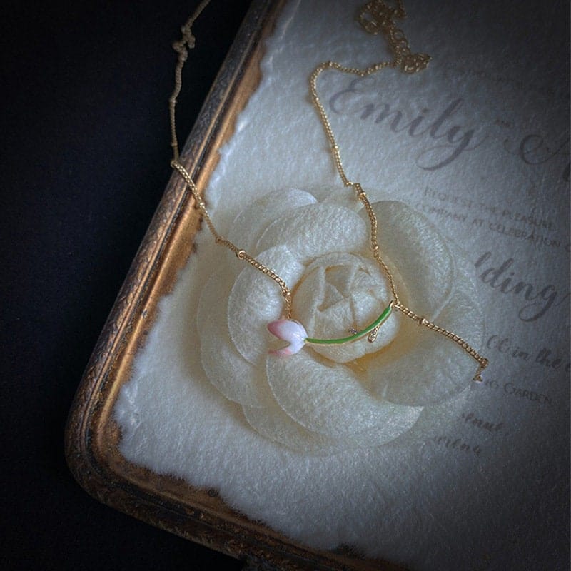 Collier chaîne rolo avec breloque en perles de tulipe en émail doux