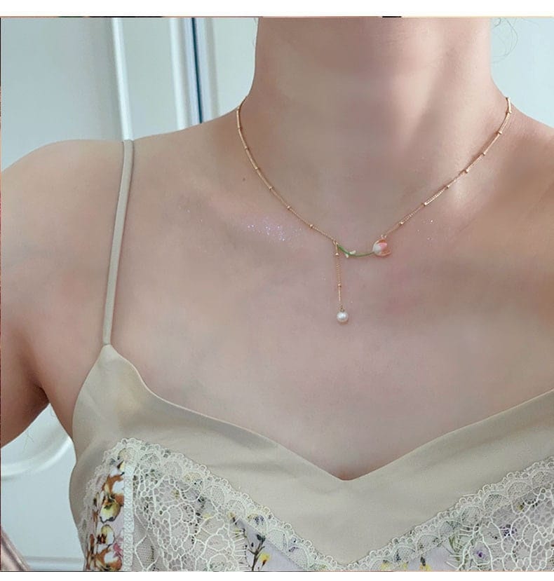 Collier chaîne rolo avec breloque en perles de tulipe en émail doux
