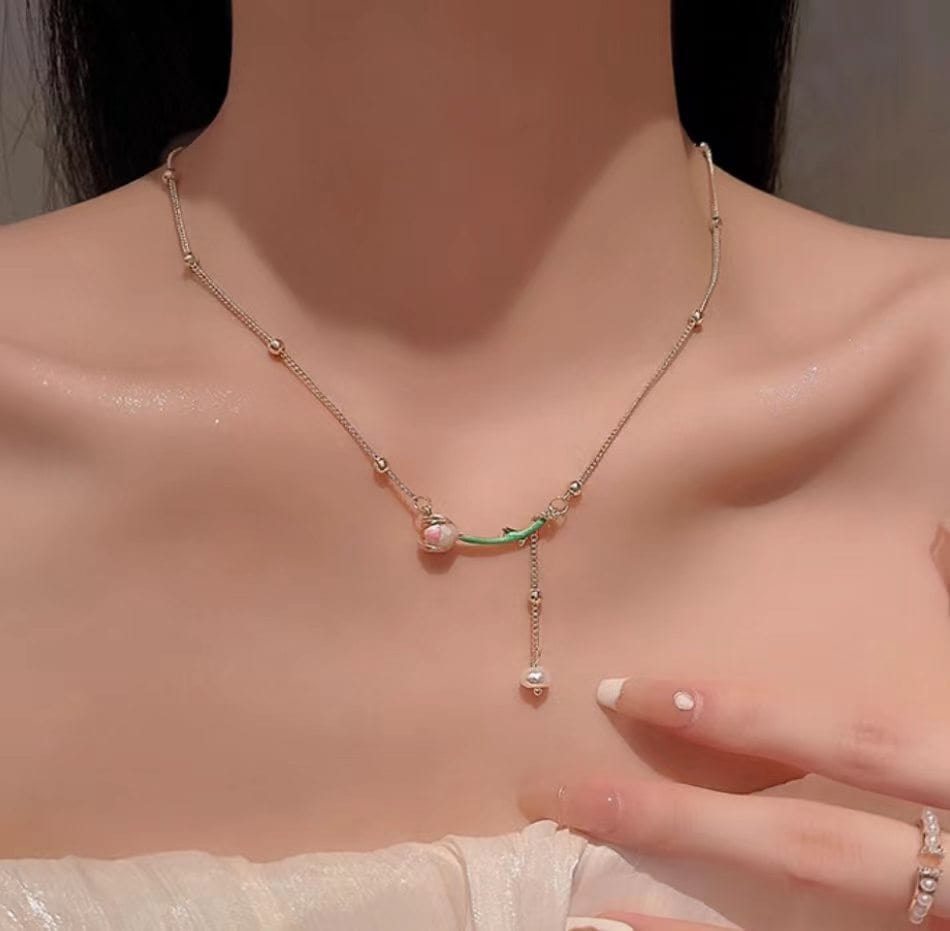 Collier chaîne rolo avec breloque en perles de tulipe en émail doux