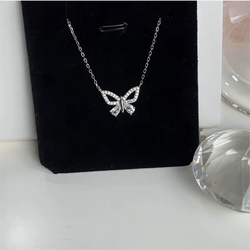 Collier élégant avec nœud papillon en argent