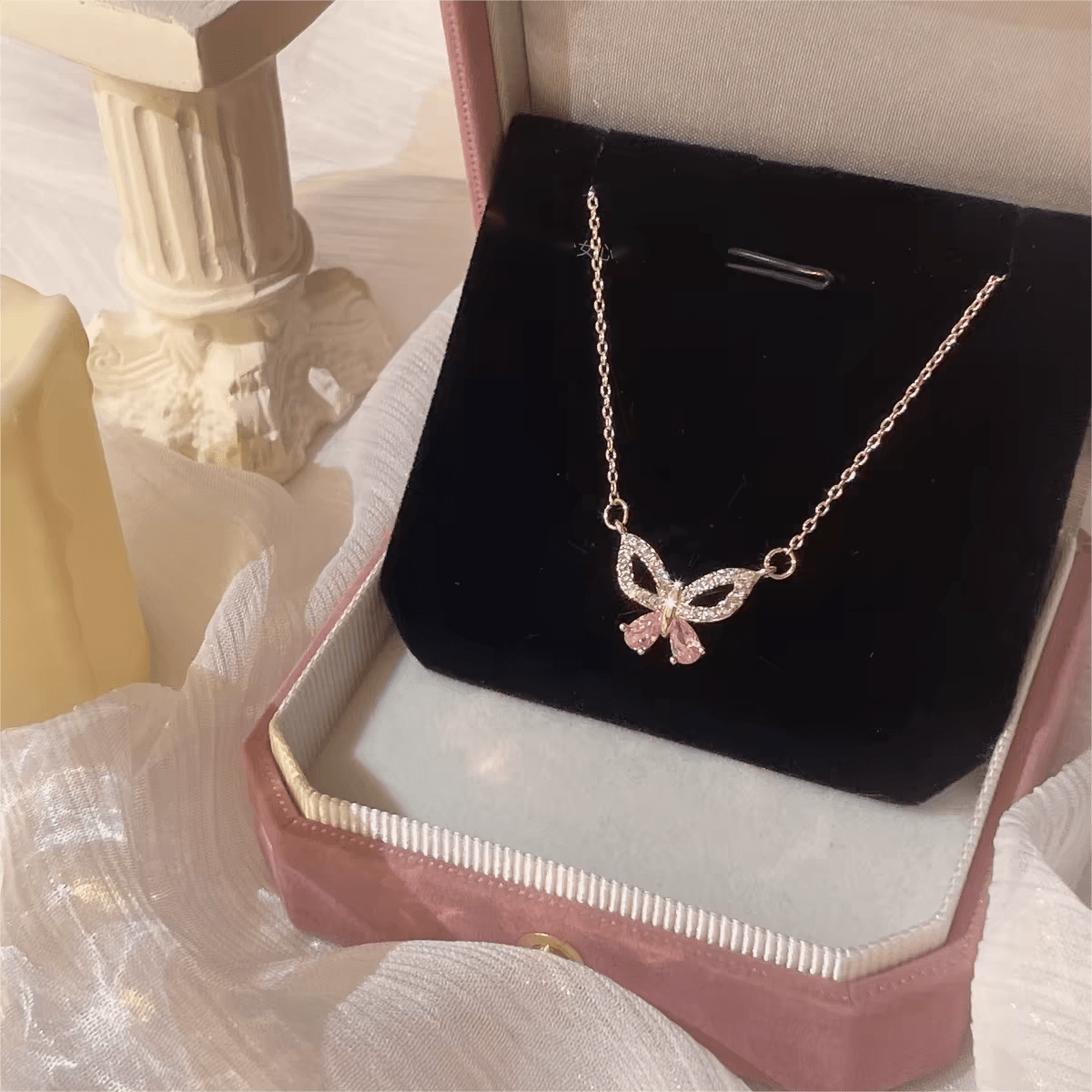 Collier élégant avec nœud papillon en argent