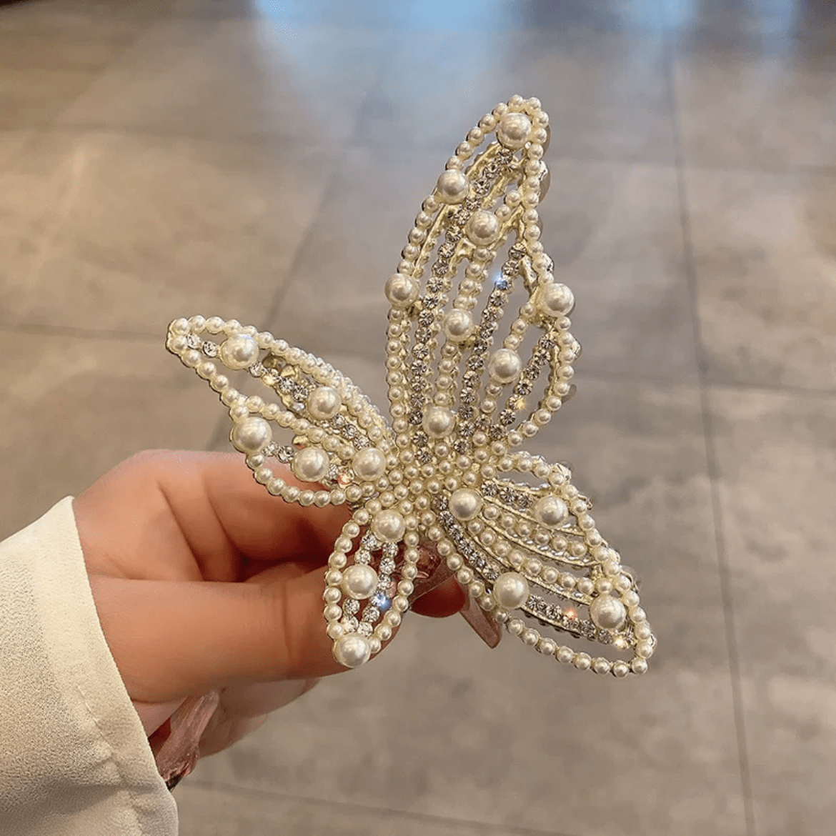 Pince à cheveux élégante en forme de papillon avec perles et strass