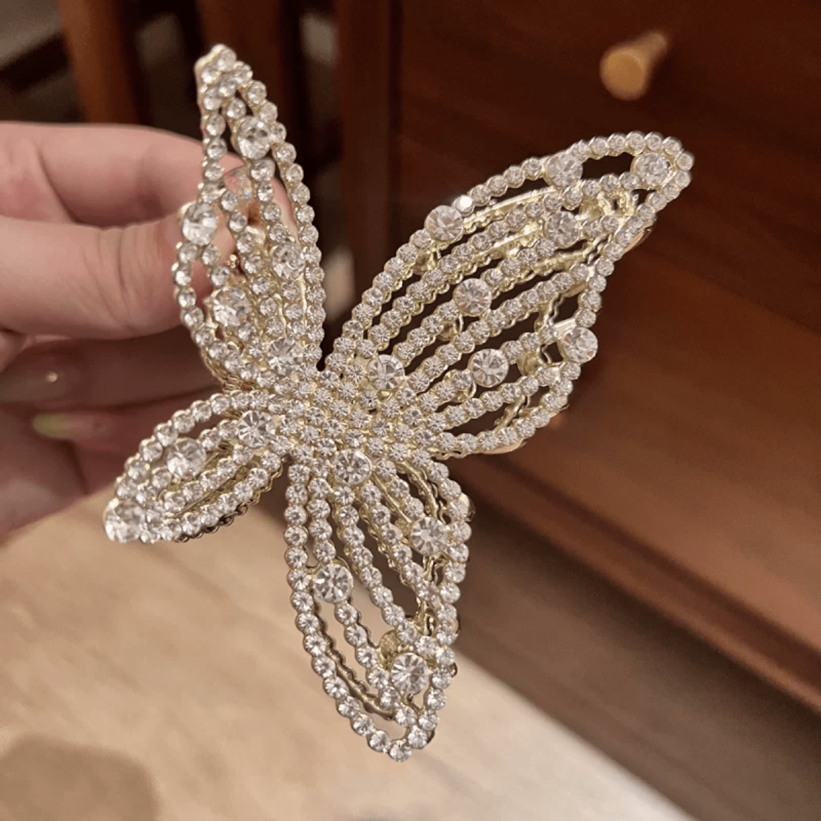 Pince à cheveux élégante en forme de papillon avec perles et strass
