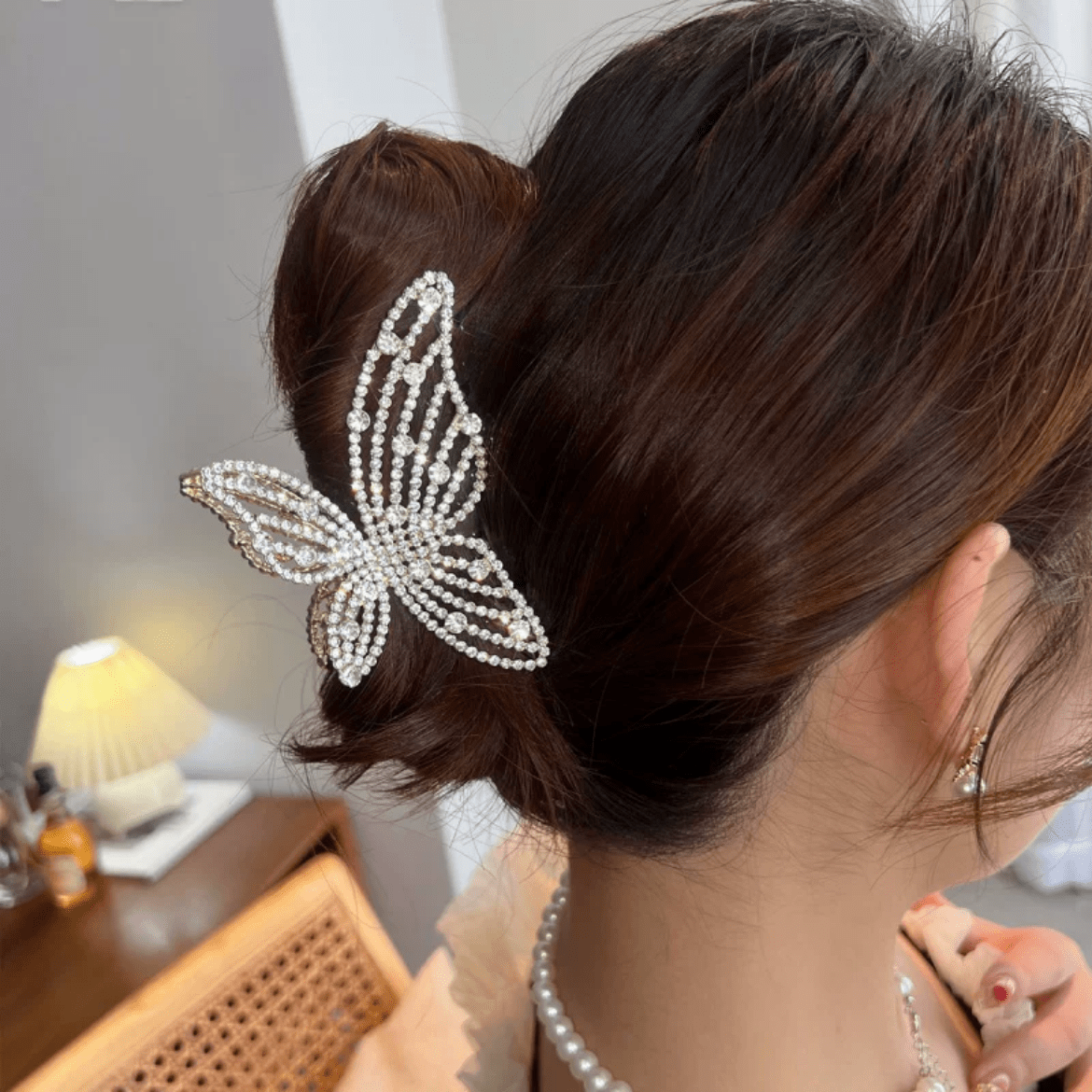 Pince à cheveux élégante en forme de papillon avec perles et strass