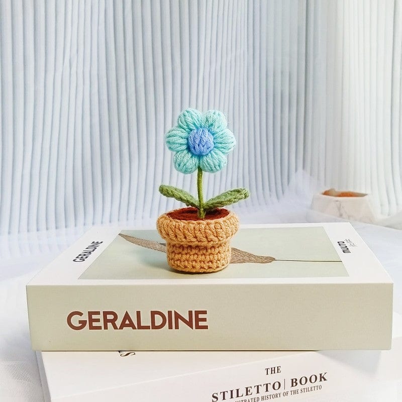 Handgestrickte Häkelblume im Topf