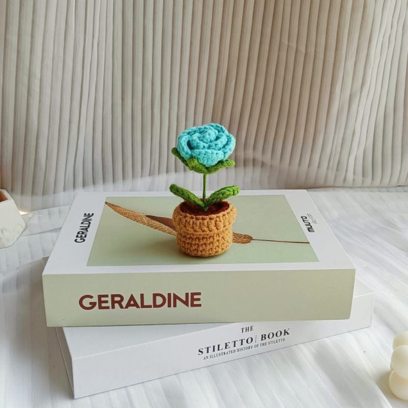 Handgestrickte Häkelblume im Topf