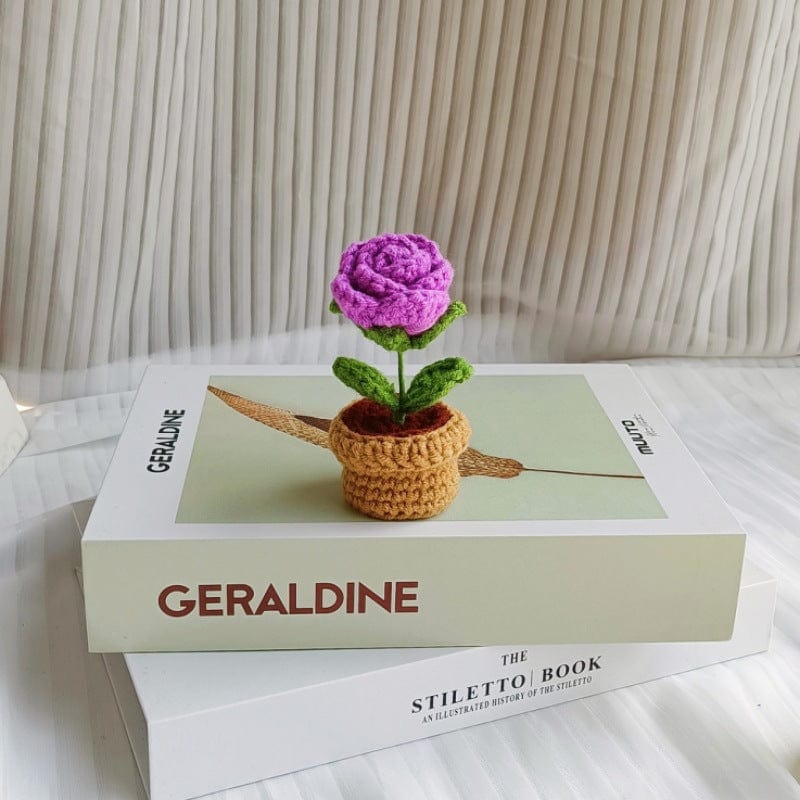 Handgestrickte Häkelblume im Topf