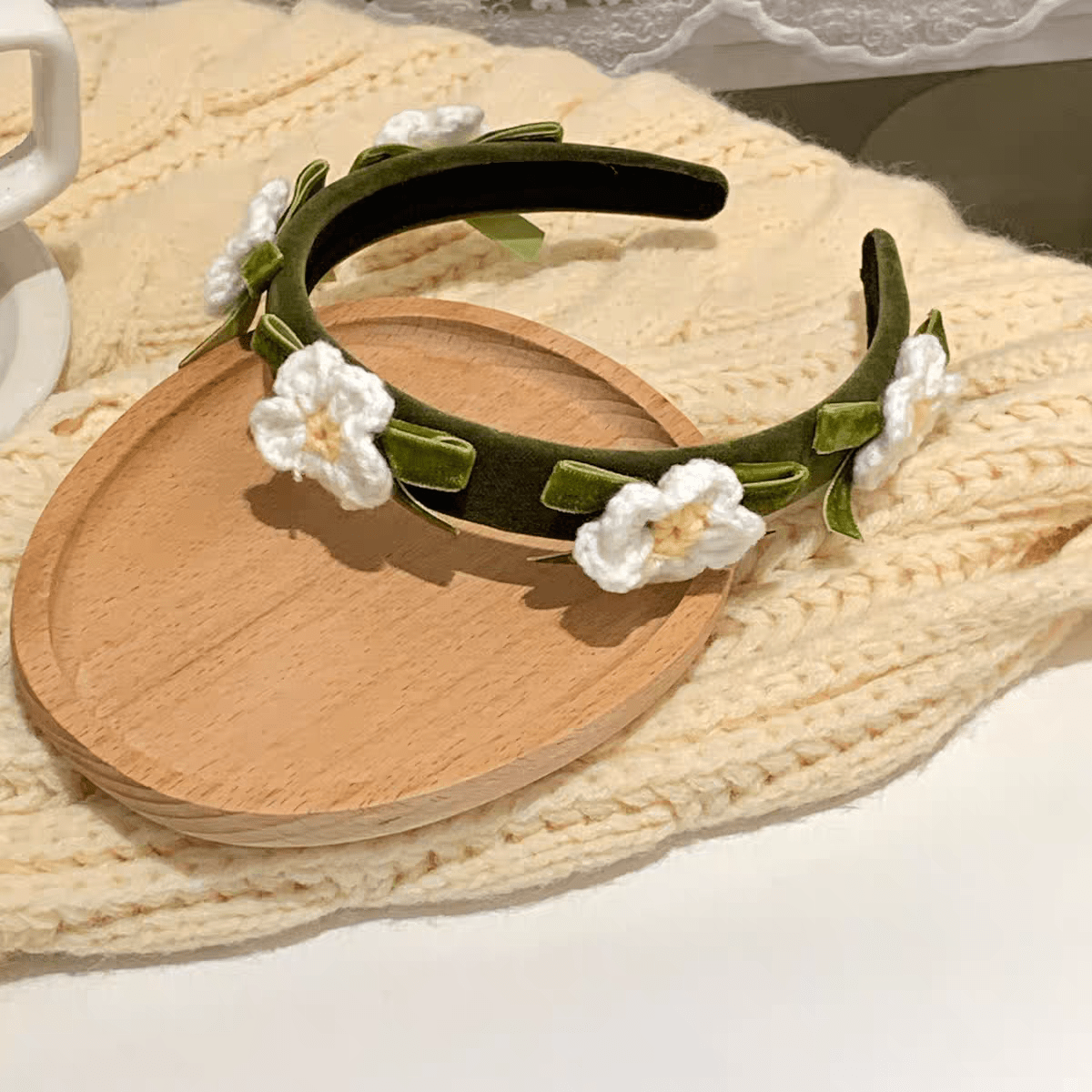 Handgemachtes gehäkeltes Blumenhaarband