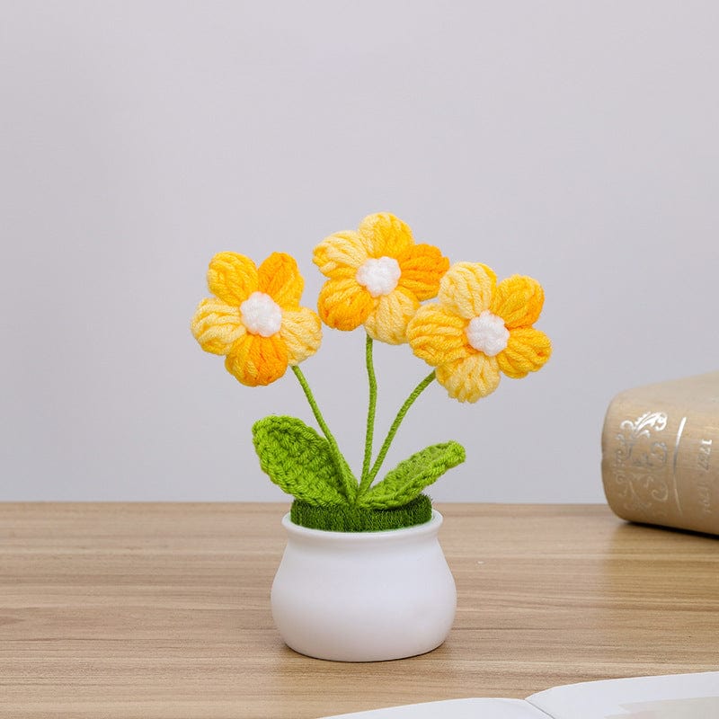 Handgemachte gehäkelte Gänseblümchenblume im Topf