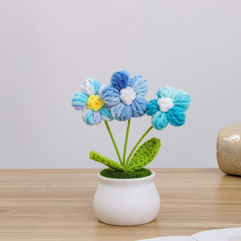Handgemachte gehäkelte Gänseblümchenblume im Topf