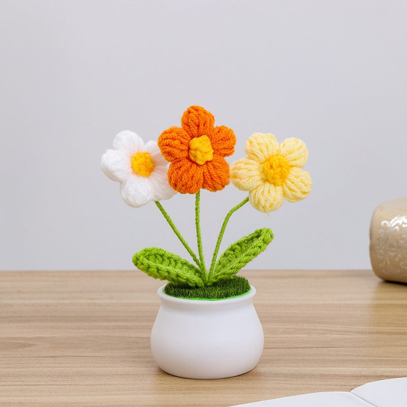 Handgemachte gehäkelte Gänseblümchenblume im Topf