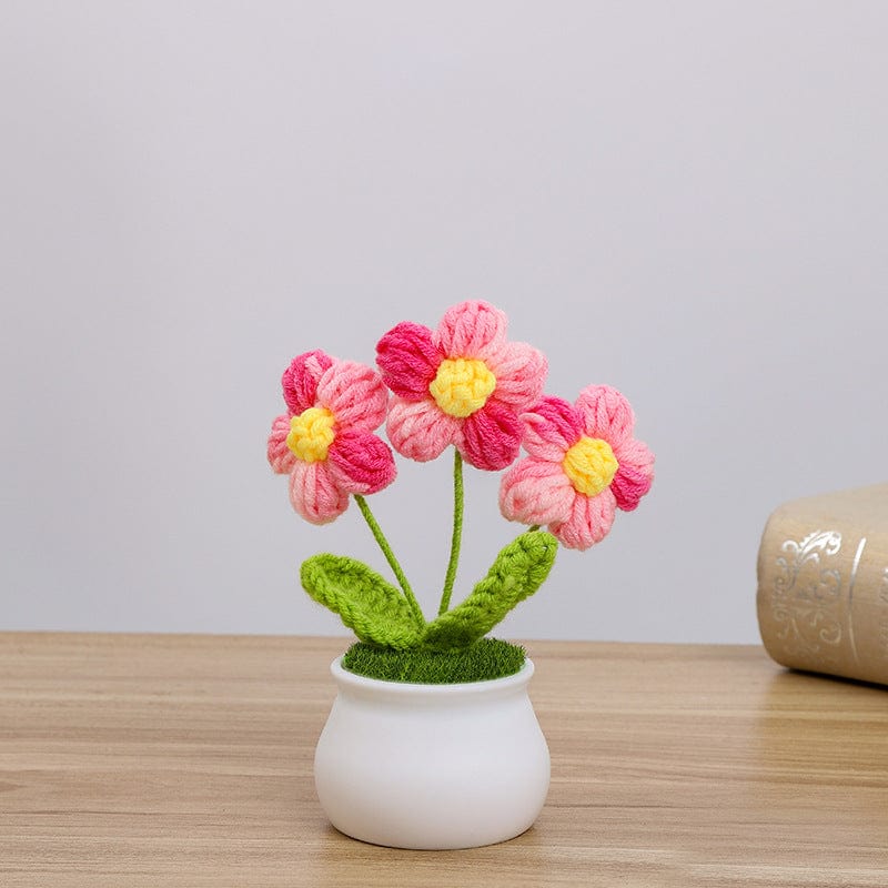 Handgemachte gehäkelte Gänseblümchenblume im Topf