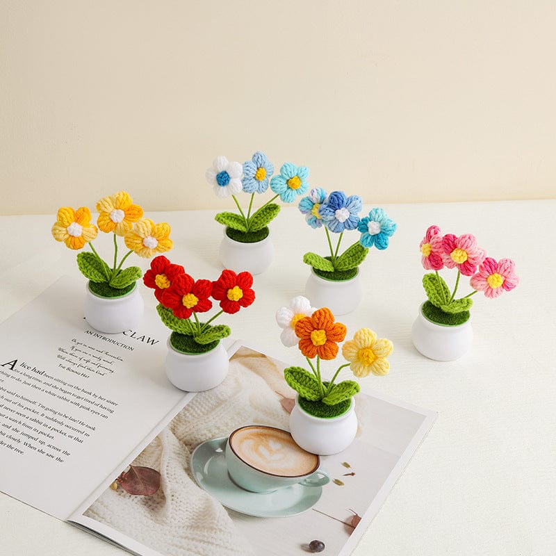 Handgemachte gehäkelte Gänseblümchenblume im Topf