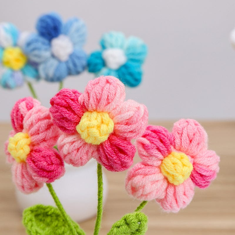Handgemachte gehäkelte Gänseblümchenblume im Topf