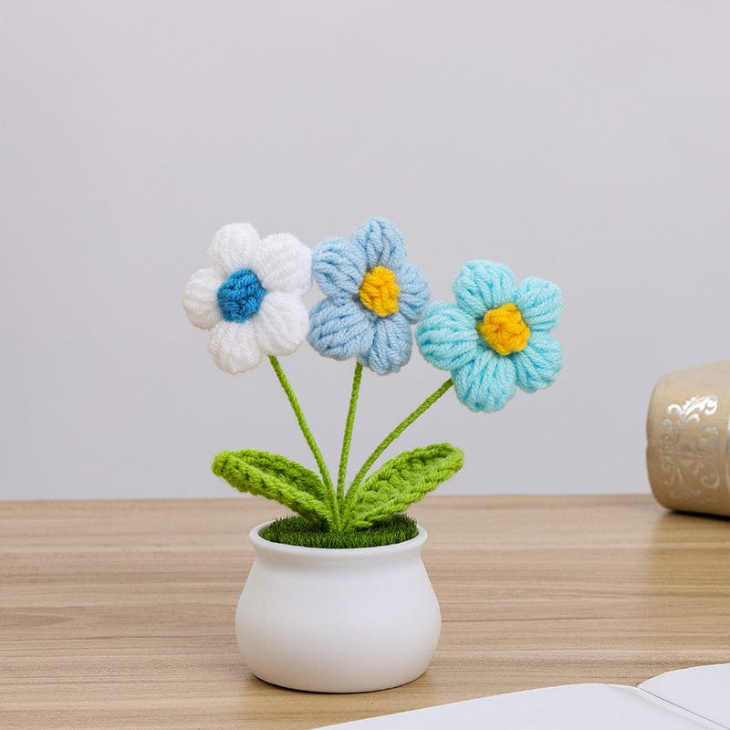 Handgemachte gehäkelte Gänseblümchenblume im Topf