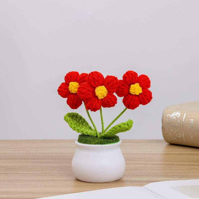 Handgemachte gehäkelte Gänseblümchenblume im Topf