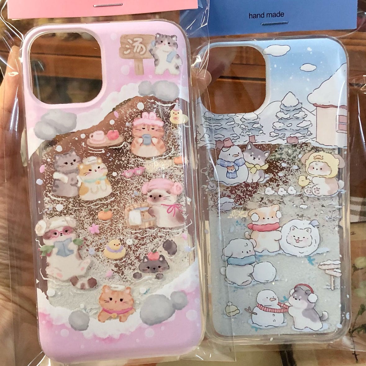 Coque iPhone autocollante Kawaii avec chiot et chaton flottant dans les neiges