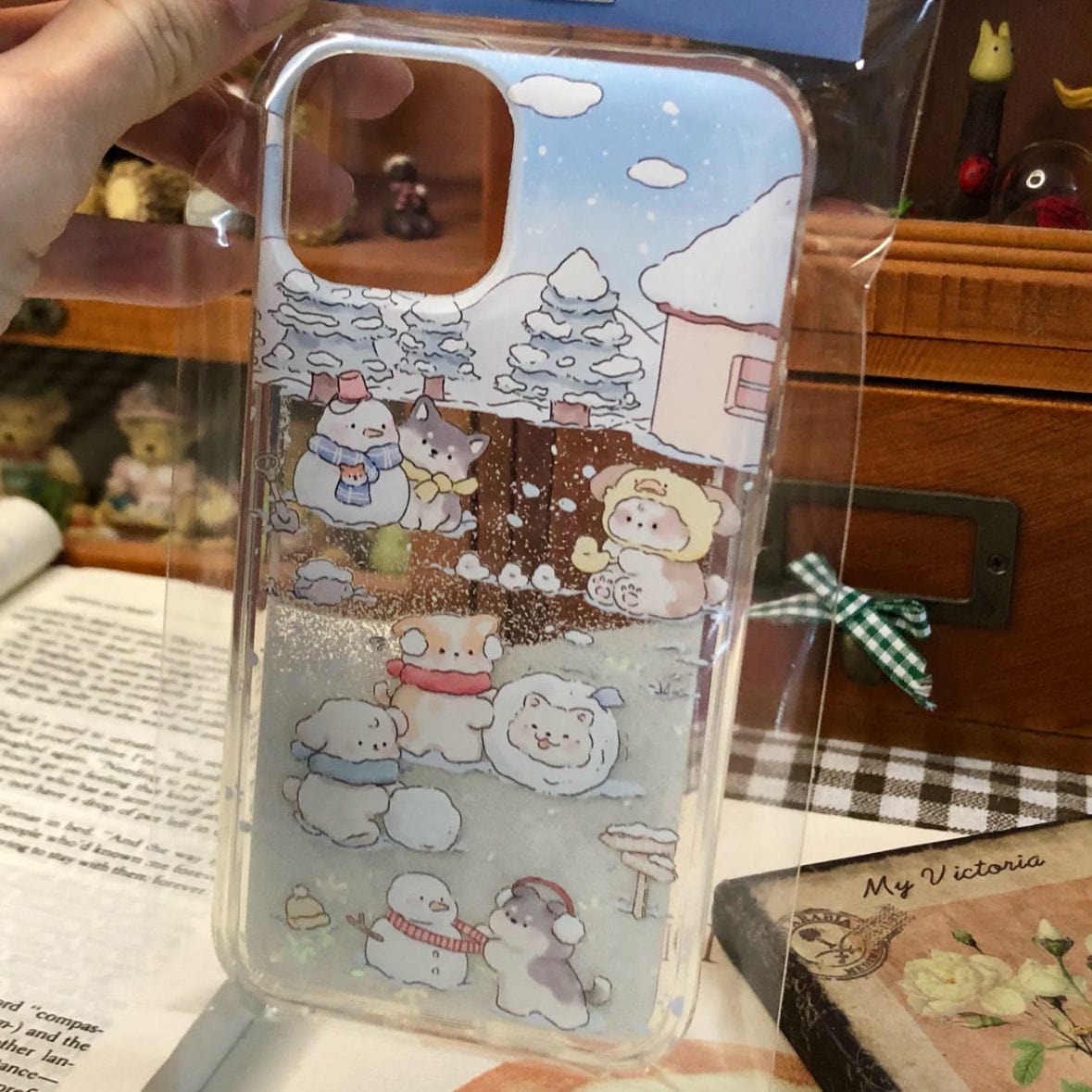 Coque iPhone autocollante Kawaii avec chiot et chaton flottant dans les neiges
