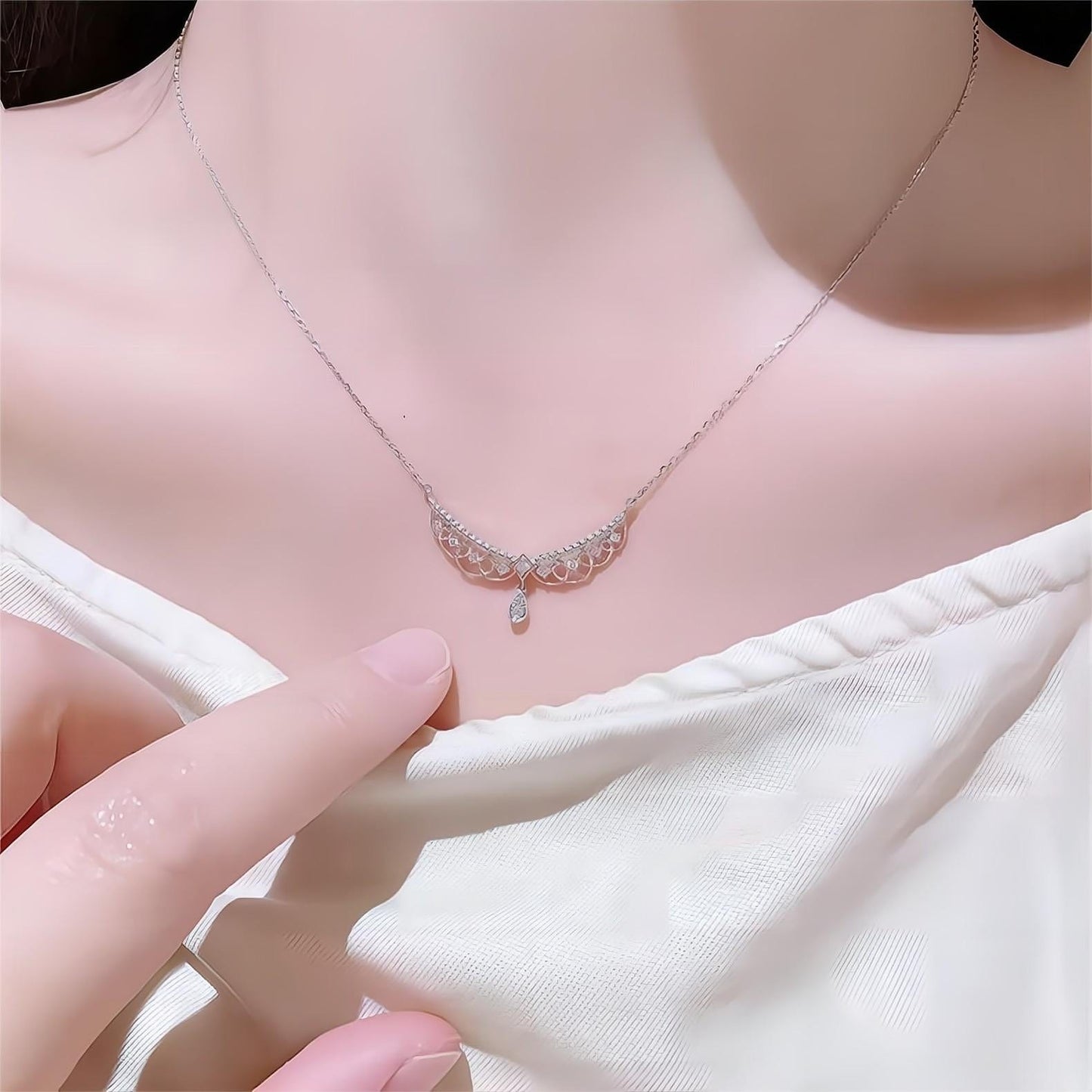 Elegant Lace Hollowed-out Pattern Chain Necklace