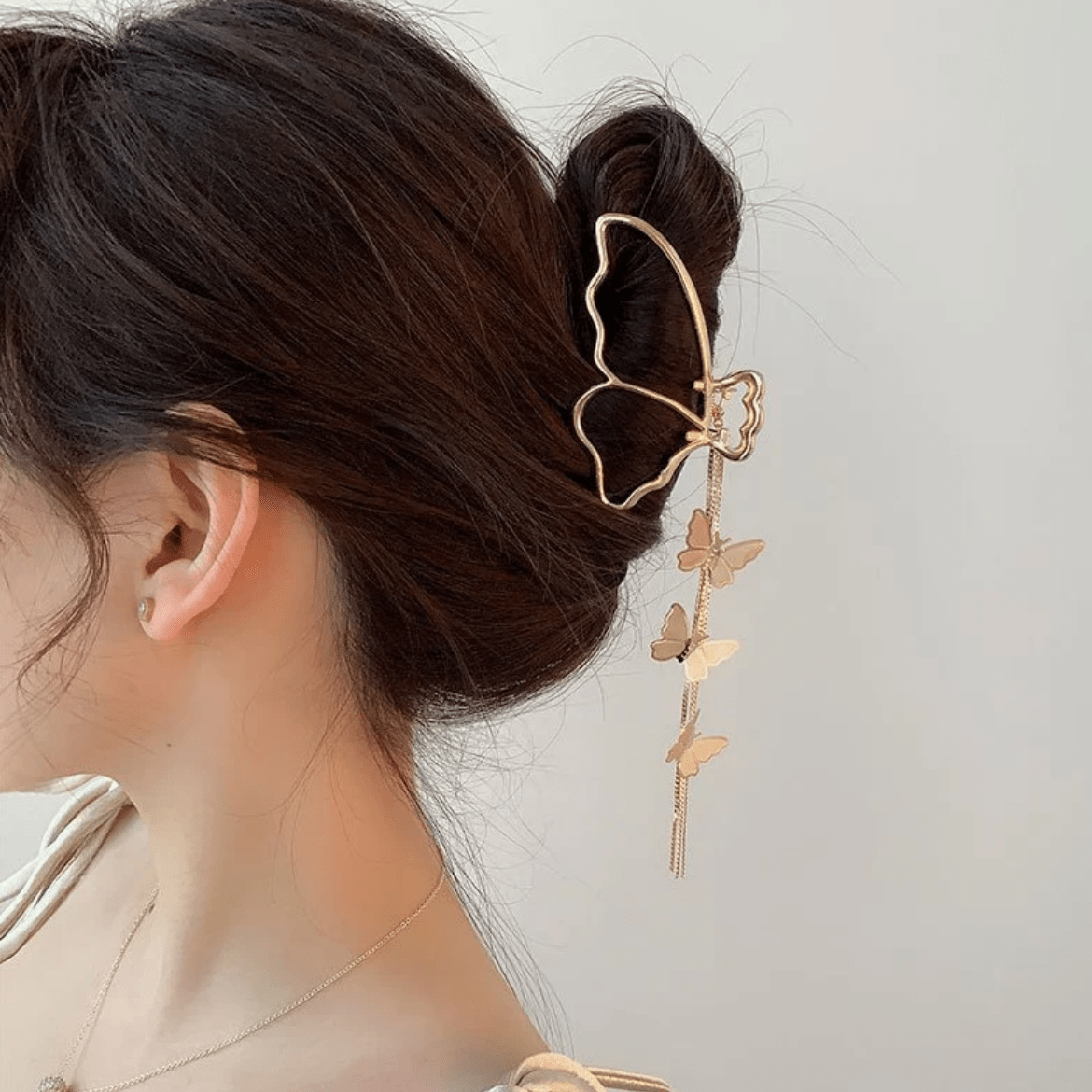 Pince à chignon à pompon en chaîne papillon