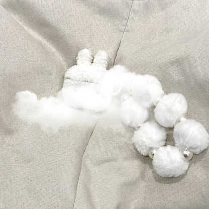 Étui pour Airpods en peluche avec motif lapin blanc et corde - Lovesickdoe