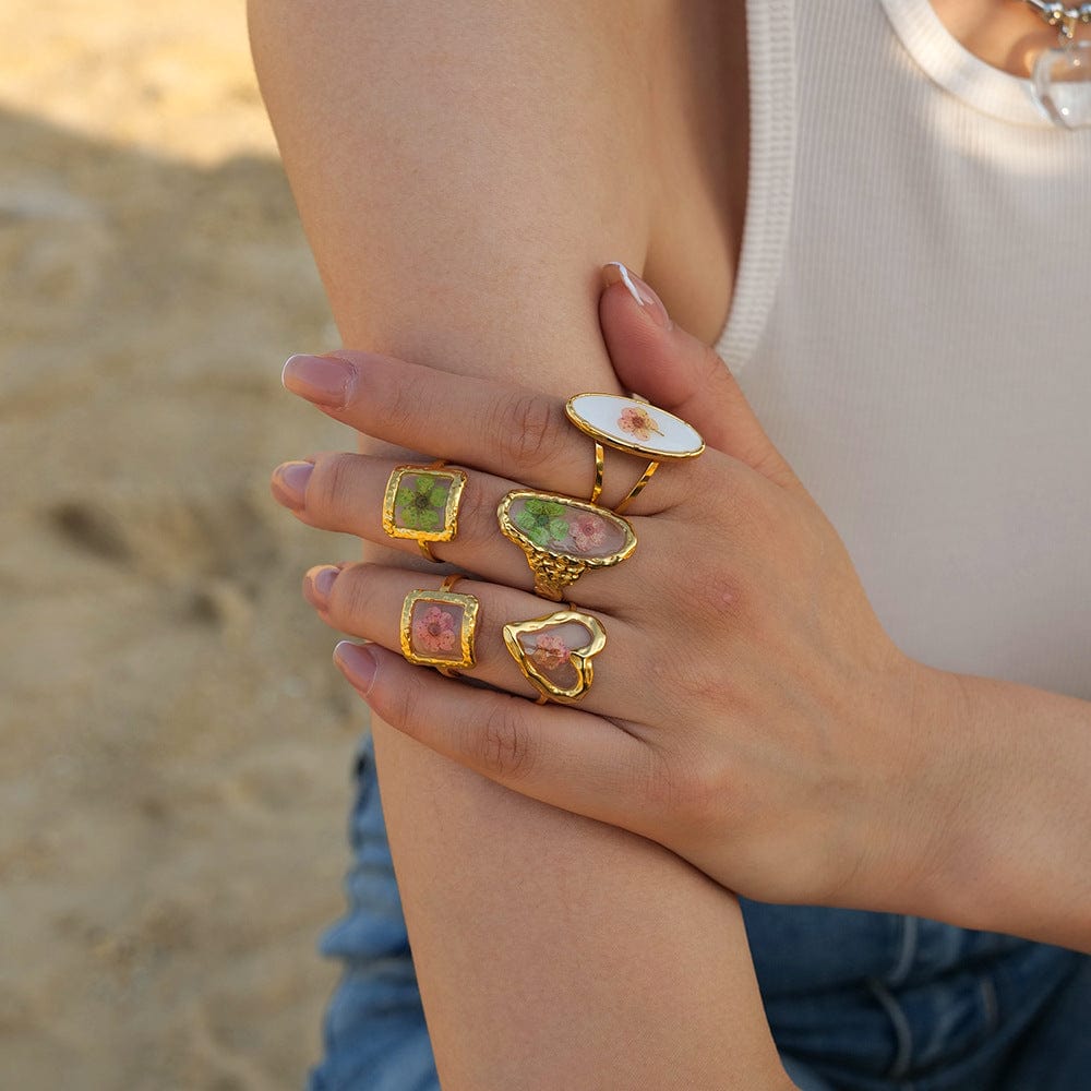 Goldring mit echten getrockneten Blumen