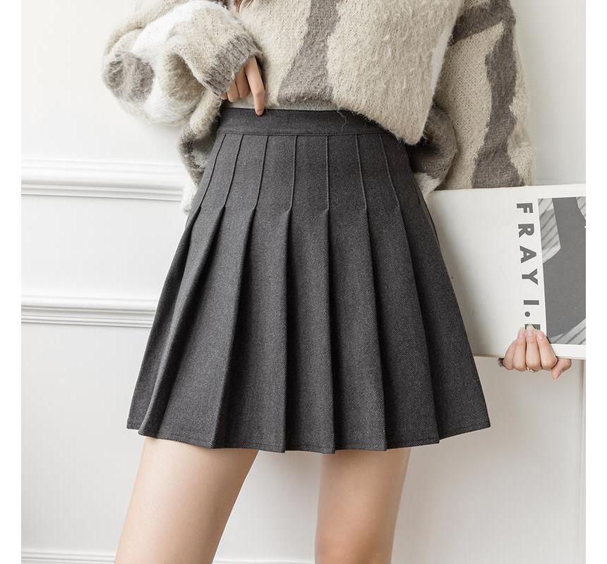 Clean Design Pleated Mini Skirt with High-Rise Silhouette