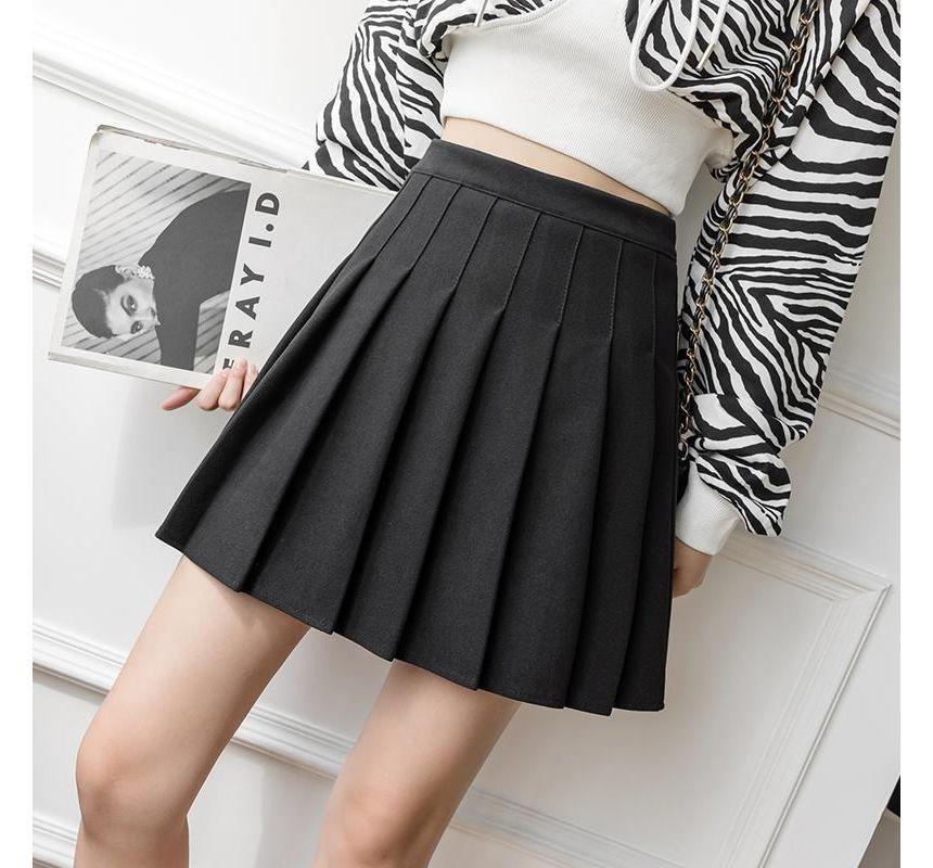 Clean Design Pleated Mini Skirt with High-Rise Silhouette