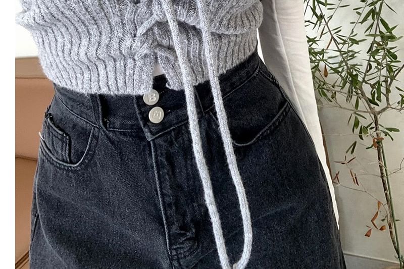 Ribbed Knit Tube Top Paired with Crew Neck T-Shirt