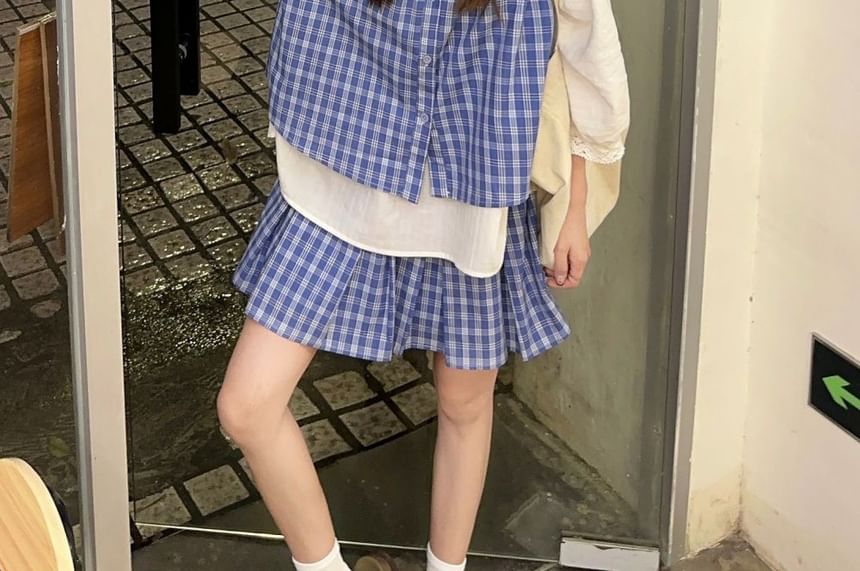 Elegant Lace-Trimmed Three-Quarter Sleeve Top and Pleated Skirt Ensemble