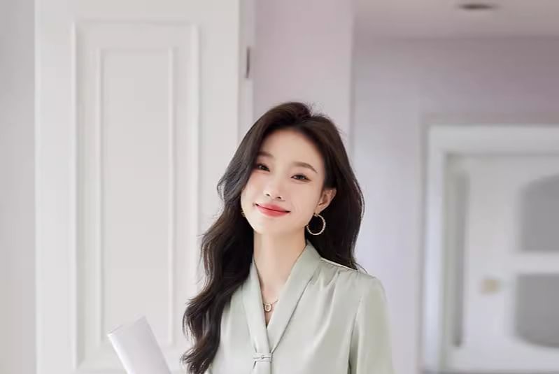 V-Neck Short Sleeve Blouse with A-Line Skirt Outfit