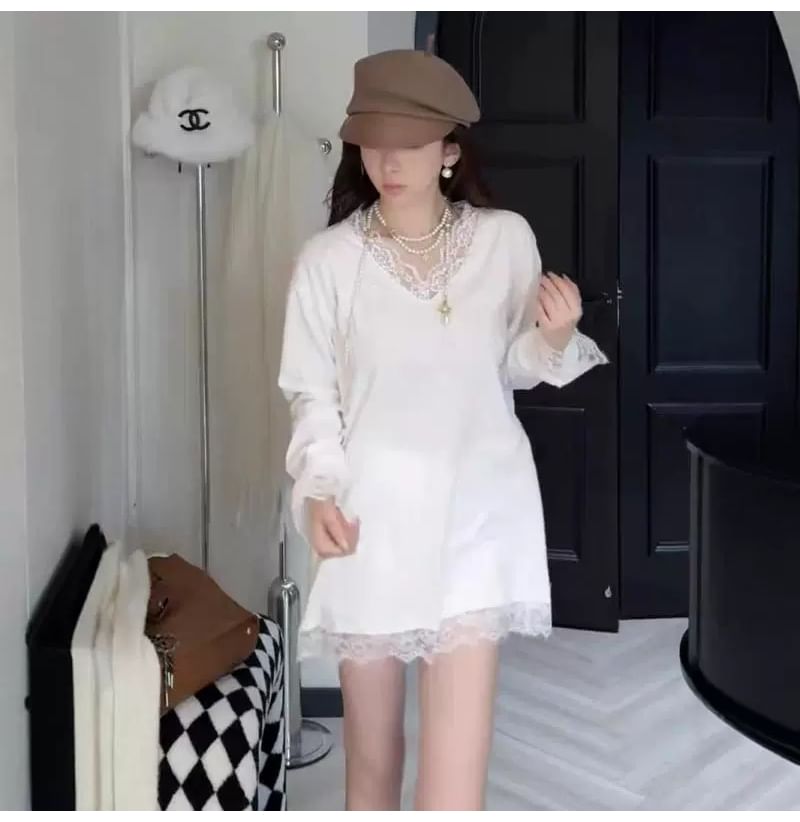 Lace-Trimmed V-Neck Long Sleeve Tee