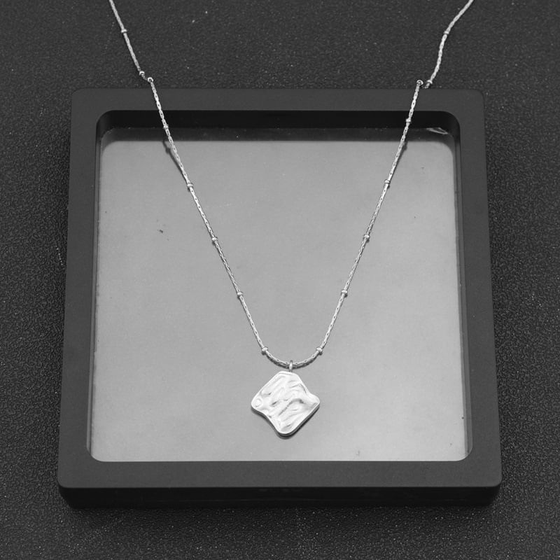 Asymmetrical Metallic Necklace
