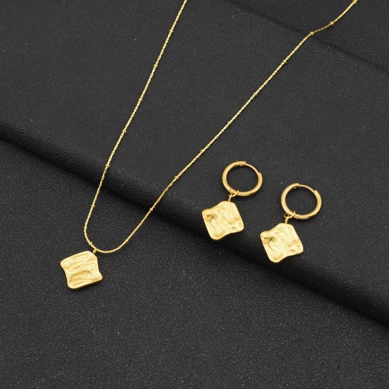 Asymmetrical Metallic Necklace