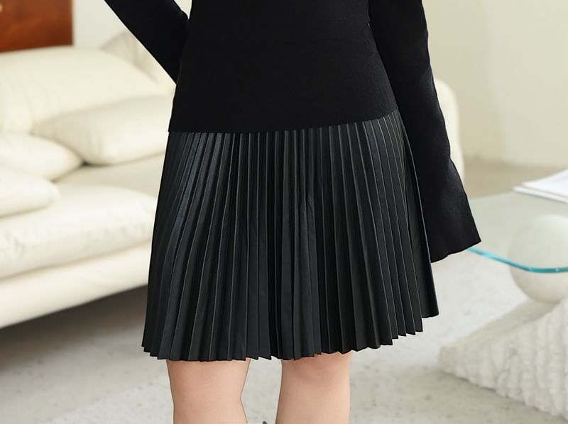 Plus Size Faux Leather Pleated Mini Skirt