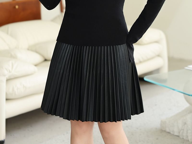 Plus Size Faux Leather Pleated Mini Skirt