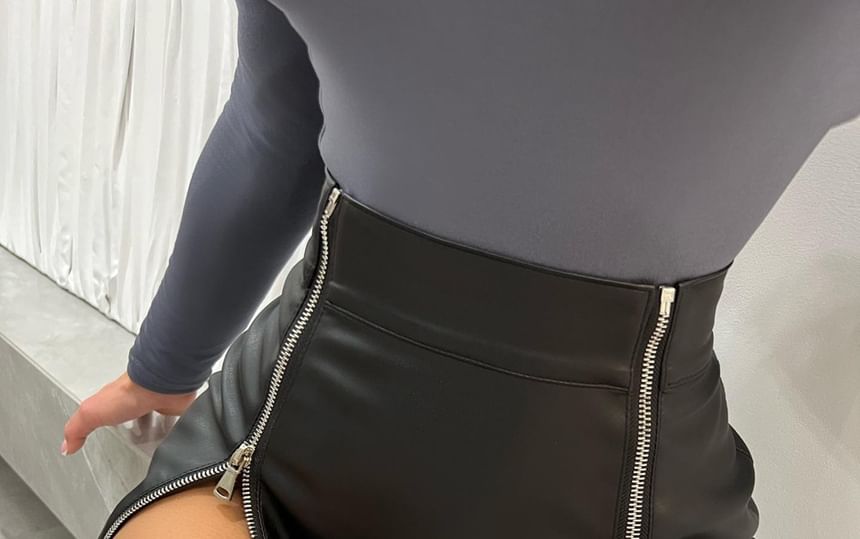 Sleek Faux Leather Mini Pencil Skirt with Zip