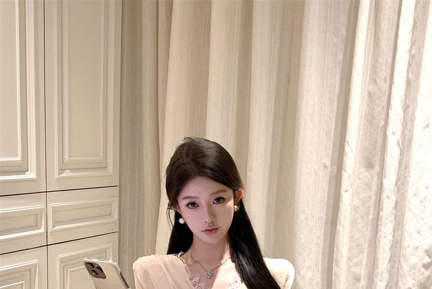 V-Neck Long-Sleeve Twisted Lace-Panel Slim Top