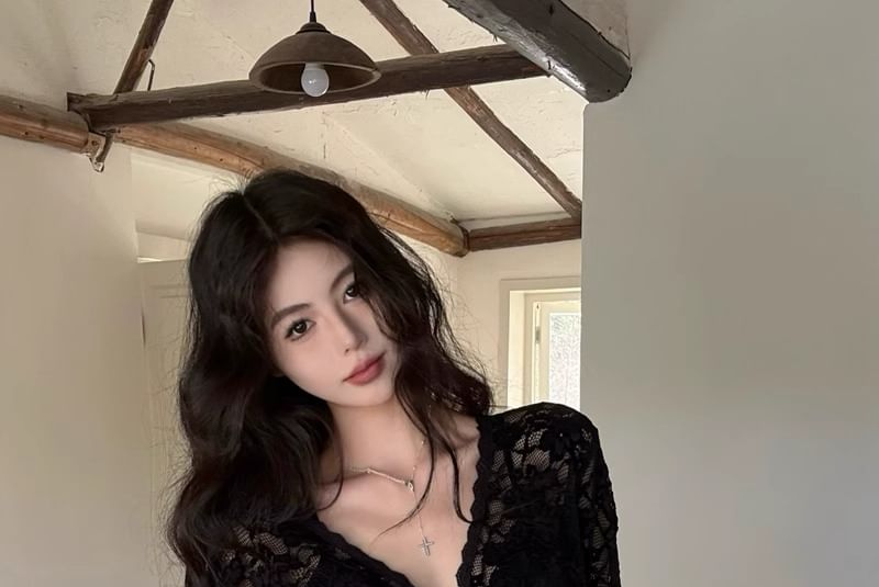 V-Neck Lace Long-Sleeved Top