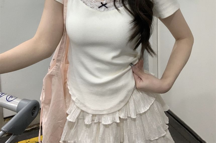Short-Sleeved V-Neck Lace Trim Crop Top