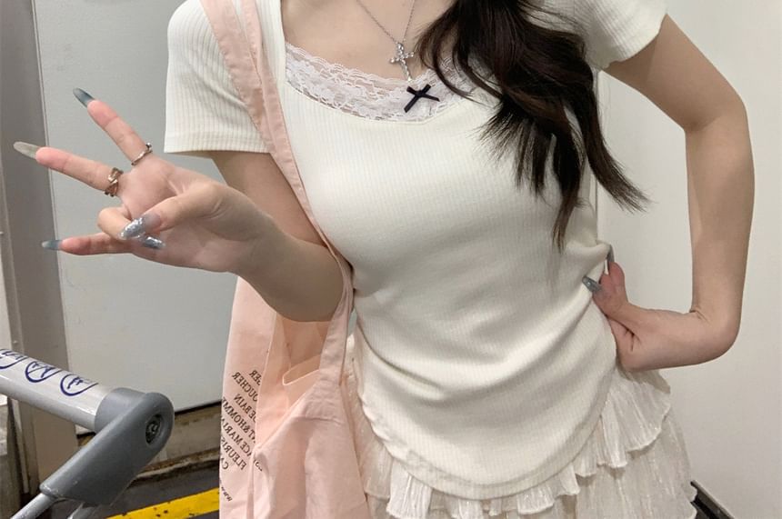 Short-Sleeved V-Neck Lace Trim Crop Top