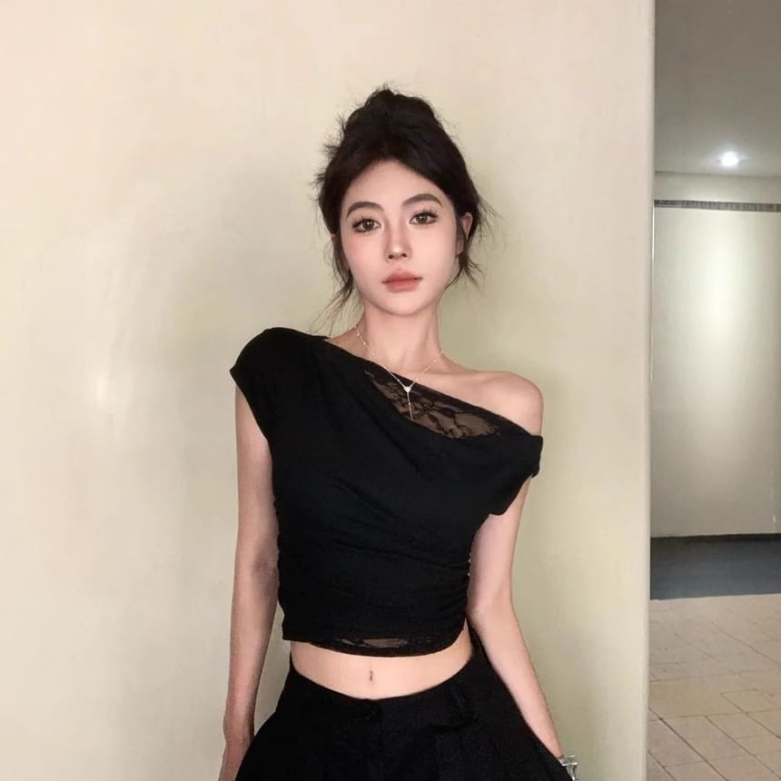 One-Shoulder Cropped Lace Trim Tee