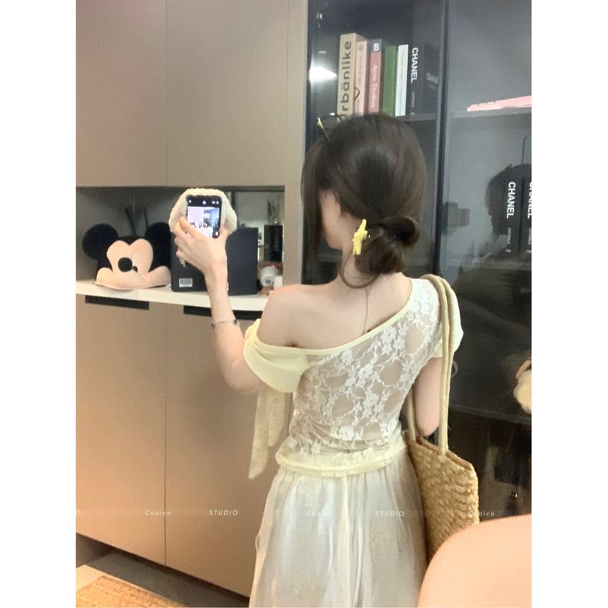 Off-Shoulder Asymmetrical Lace Panel Slim Crop