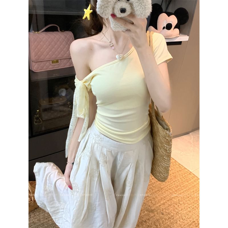 Off-Shoulder Asymmetrical Lace Panel Slim Crop