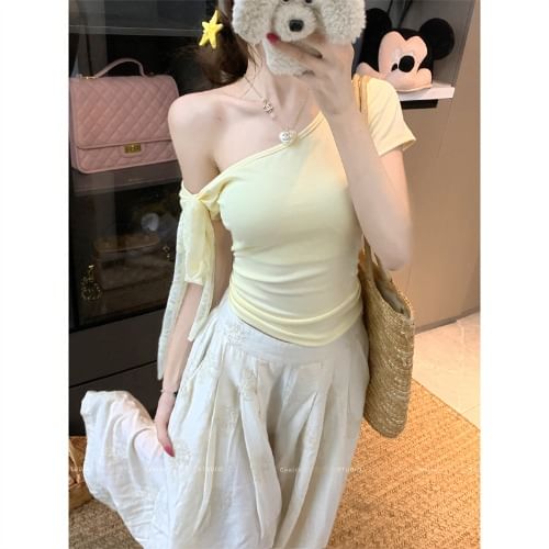 Off-Shoulder Asymmetrical Lace Panel Slim Crop