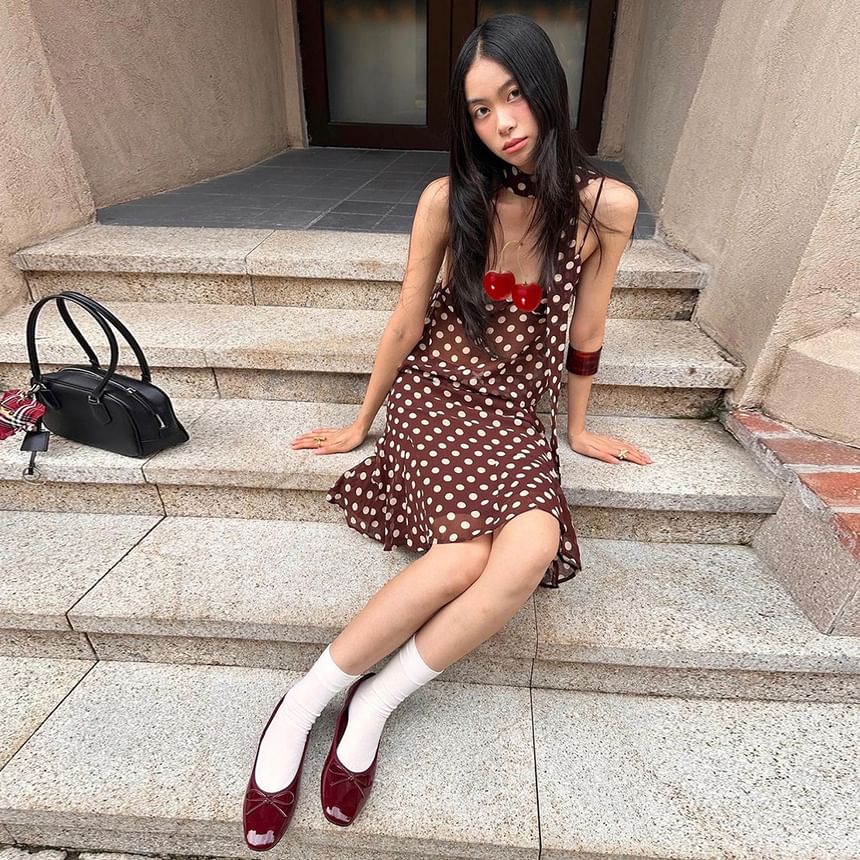 Dotted V-Neck Slim-Fit Camisole / High-Waisted Mini Skirt