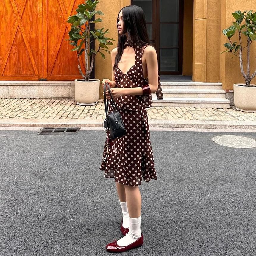 Dotted V-Neck Slim-Fit Camisole / High-Waisted Mini Skirt