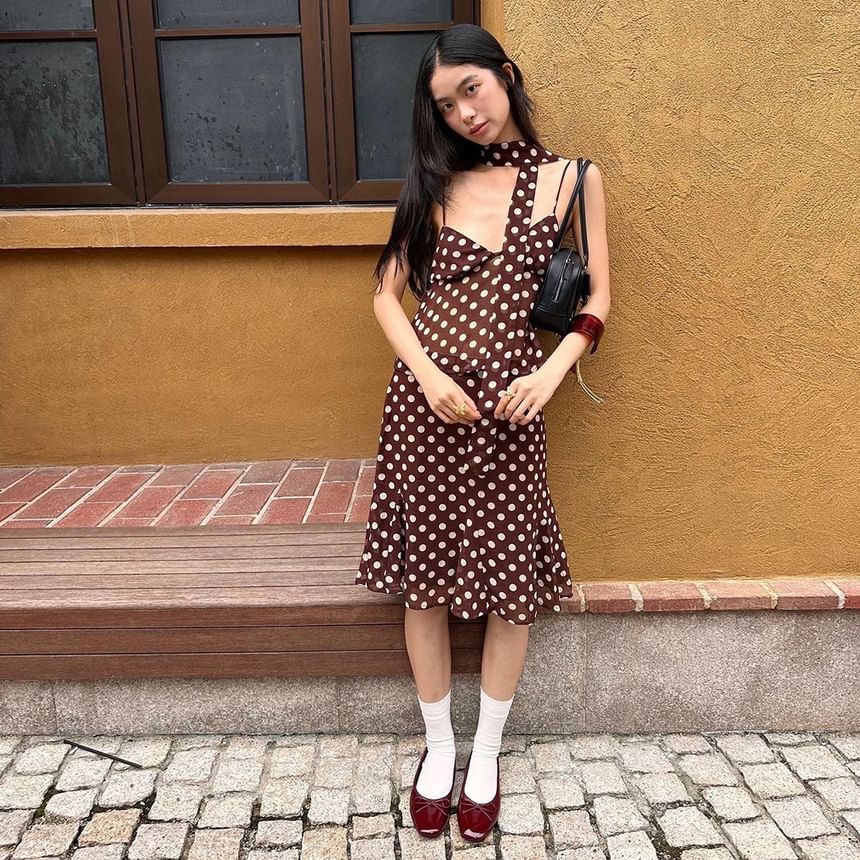 Dotted V-Neck Slim-Fit Camisole / High-Waisted Mini Skirt
